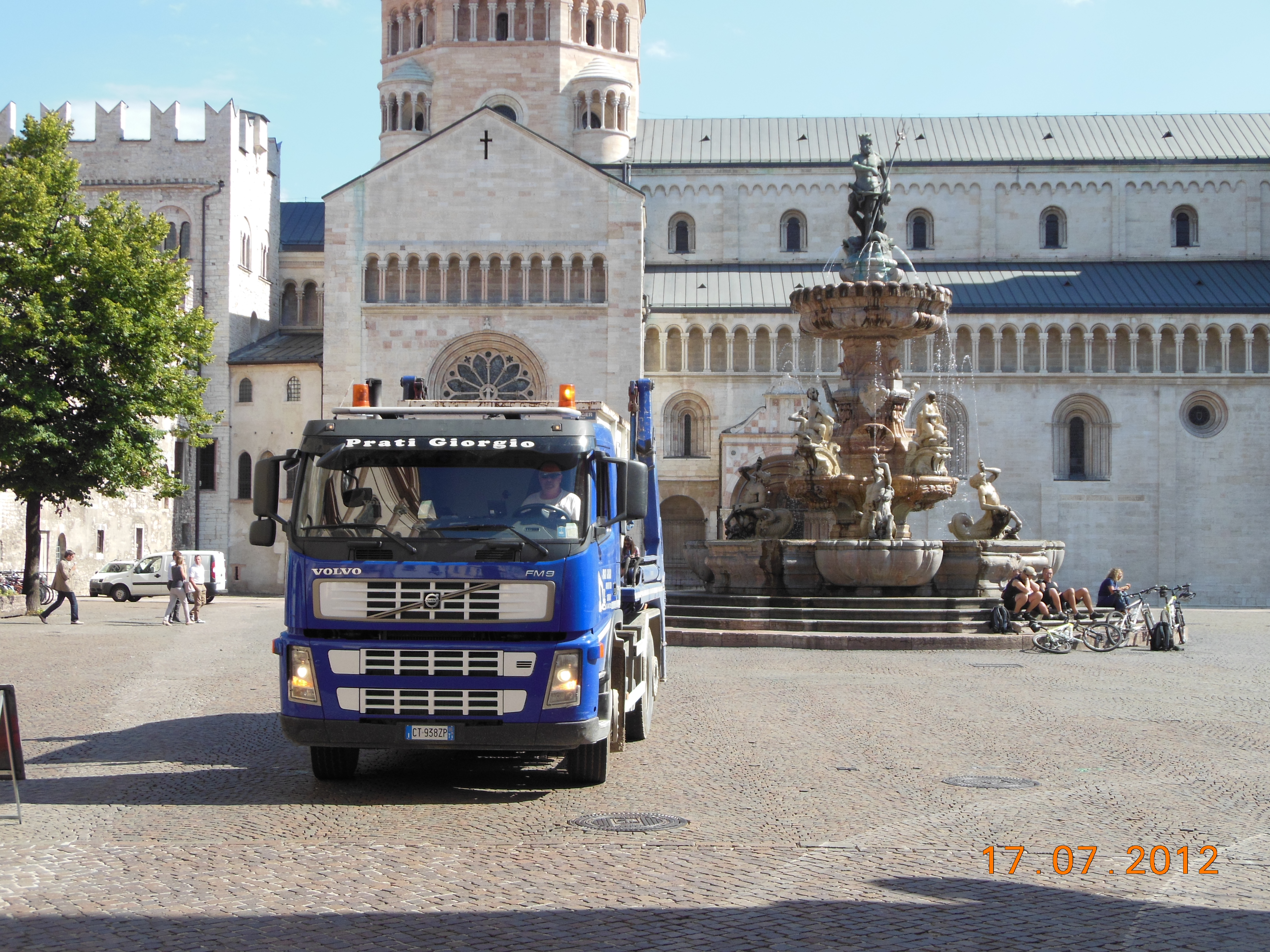 foto camion in piazza